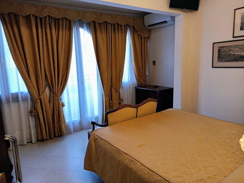 Standard Double or Twin Room photo 3