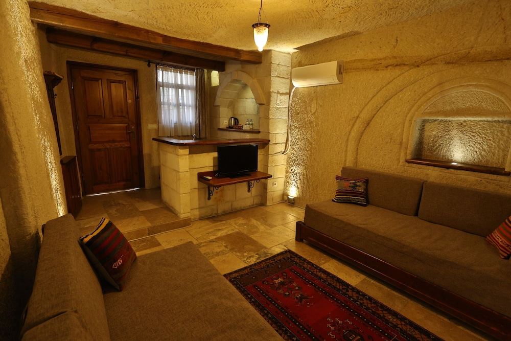 Family Room, Courtyard Area (Cave) photo 3