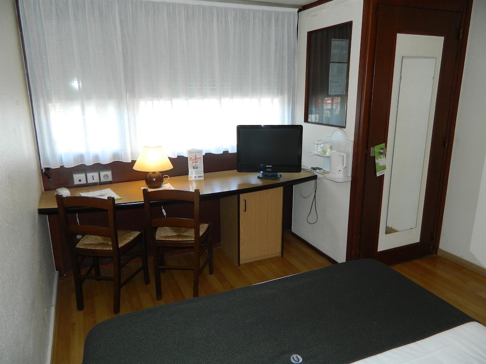 Standard Room, 2 Twin Beds - Photo 5