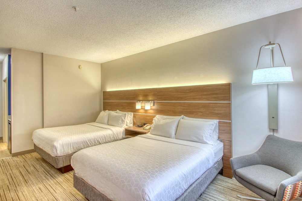 Standard Room, 2 Queen Beds - Photo 9