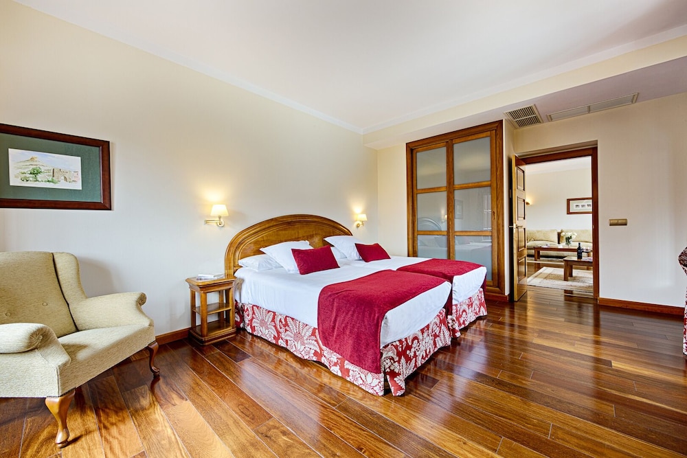 Junior Suite (2 Adults) - Photo 1