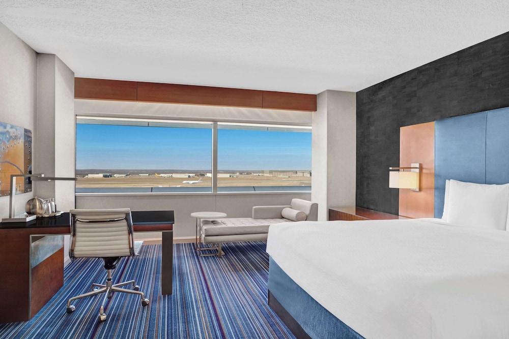 Room, 1 King Bed (Runway View) - Photo 1