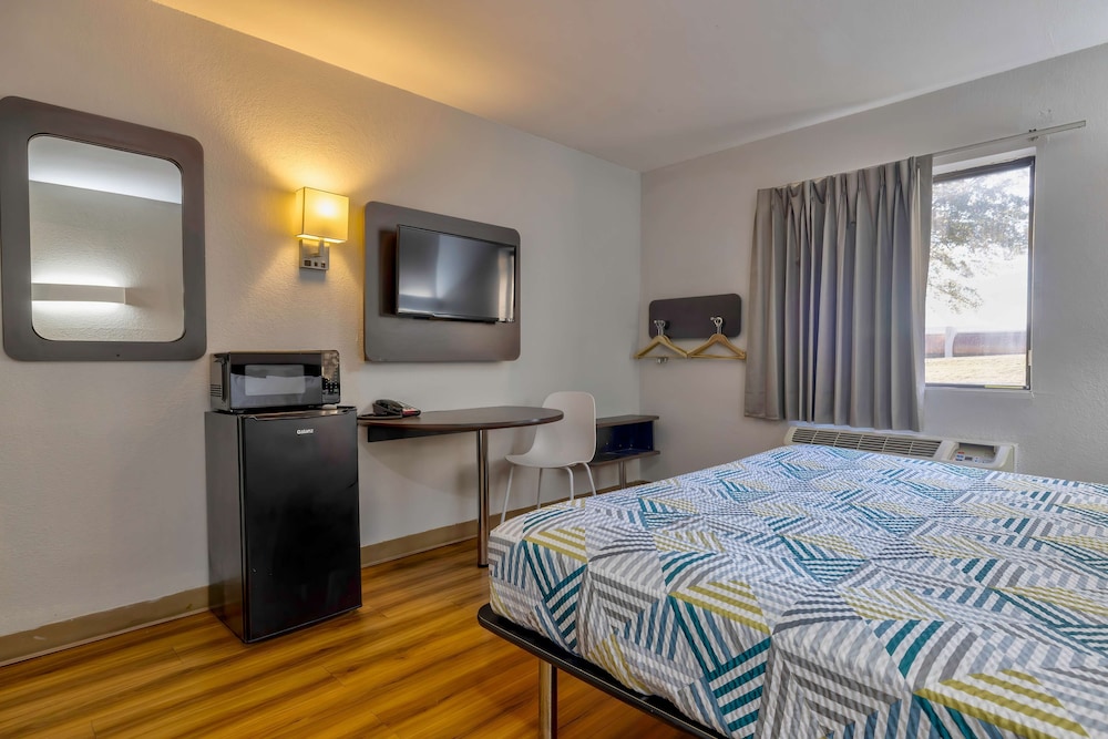 Standard Room, 1 King Bed, Accessible, Non Smoking photo 3