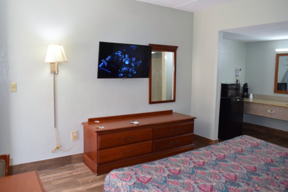 Standard Room, 1 King Bed, Smoking - Photo 3
