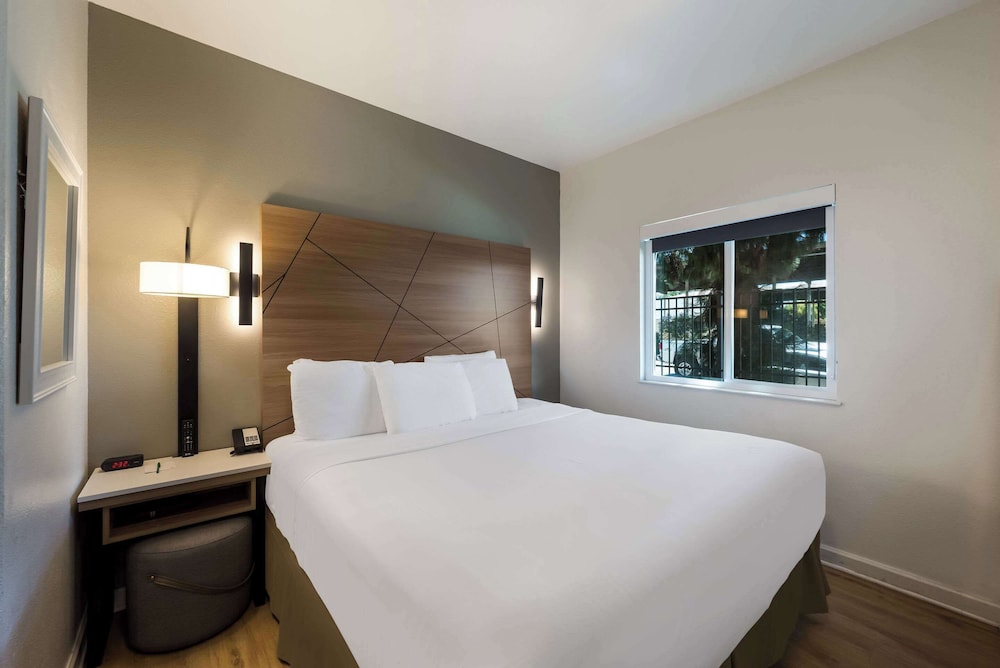 Standard Room, Multiple Beds, Non Smoking - Photo 6