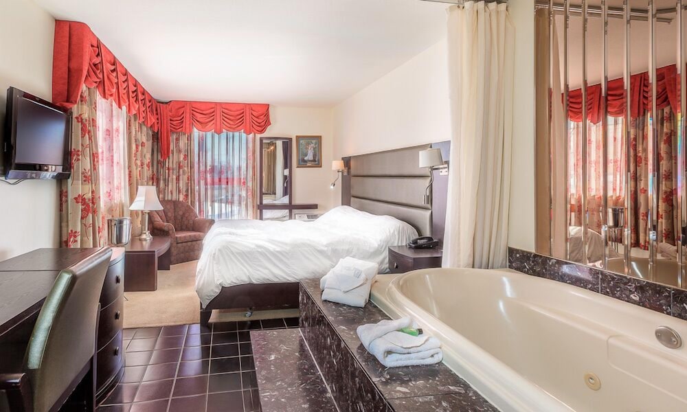 Standard Suite, Jetted Tub