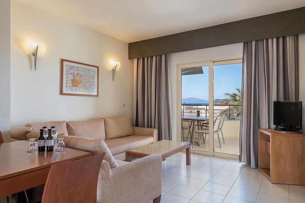 Sea View Suite - Photo 9