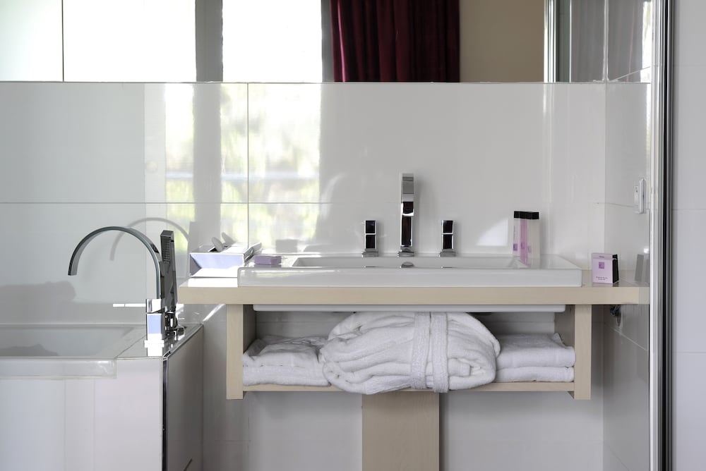 Classic Room, 1 King Bed 1 Hour Spa Access Included
