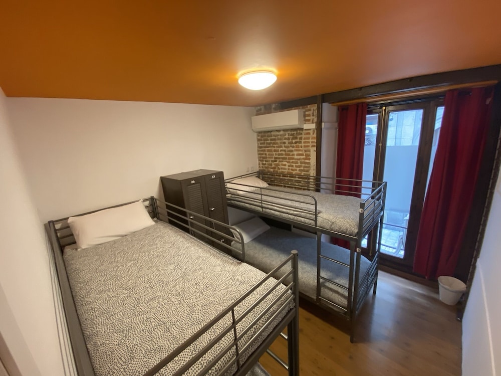 Dormitorio compartido básico, Dormitorio mixto