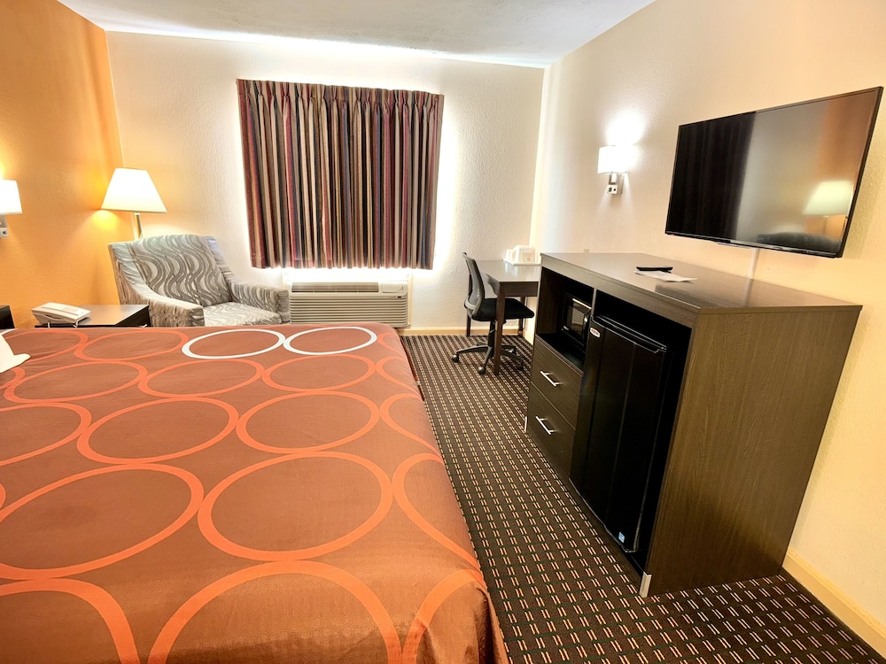 Standard Room, 1 King Bed, Smoking photo 2