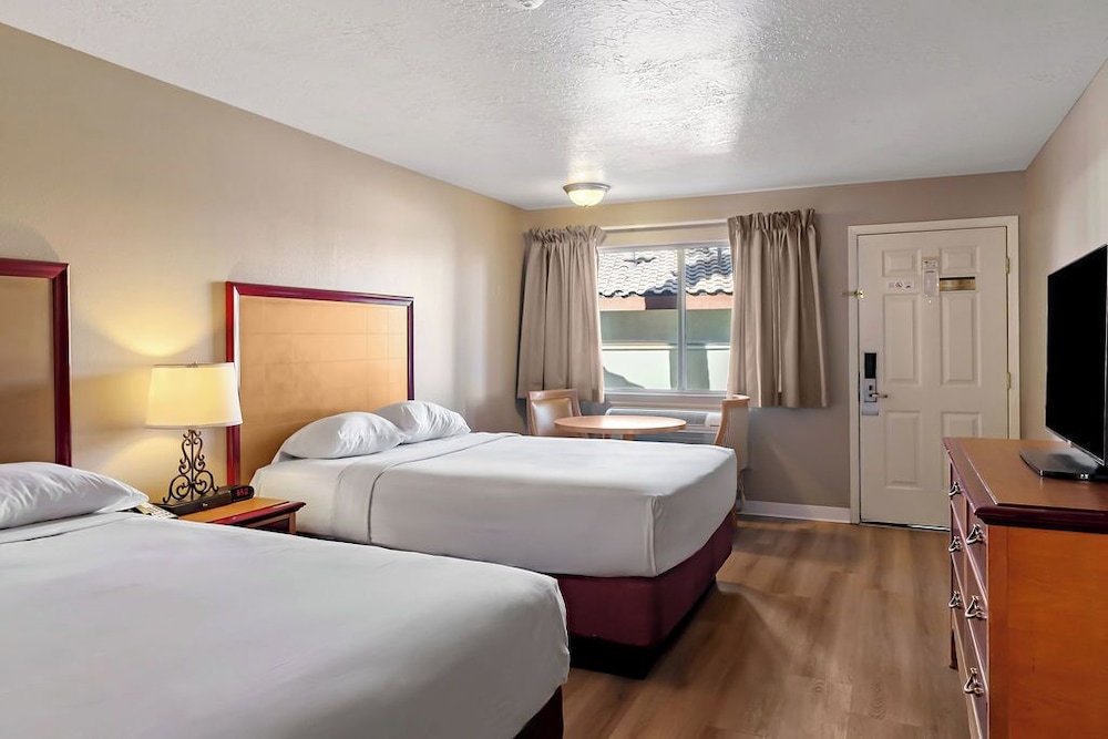 Deluxe Room, 2 Queen Beds - Photo 2