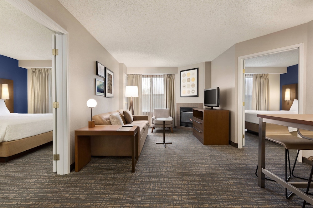Suite, 2 Bedrooms (Mobility/Hearing Access, Roll-In Shwr)