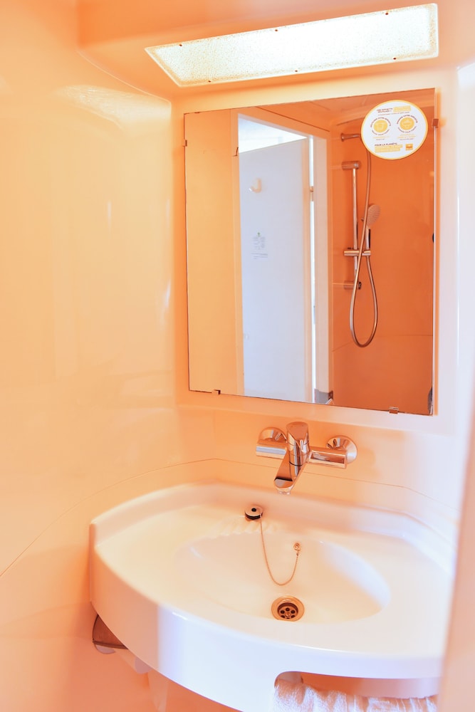 Standard Room, 2 Twin Beds - Photo 7