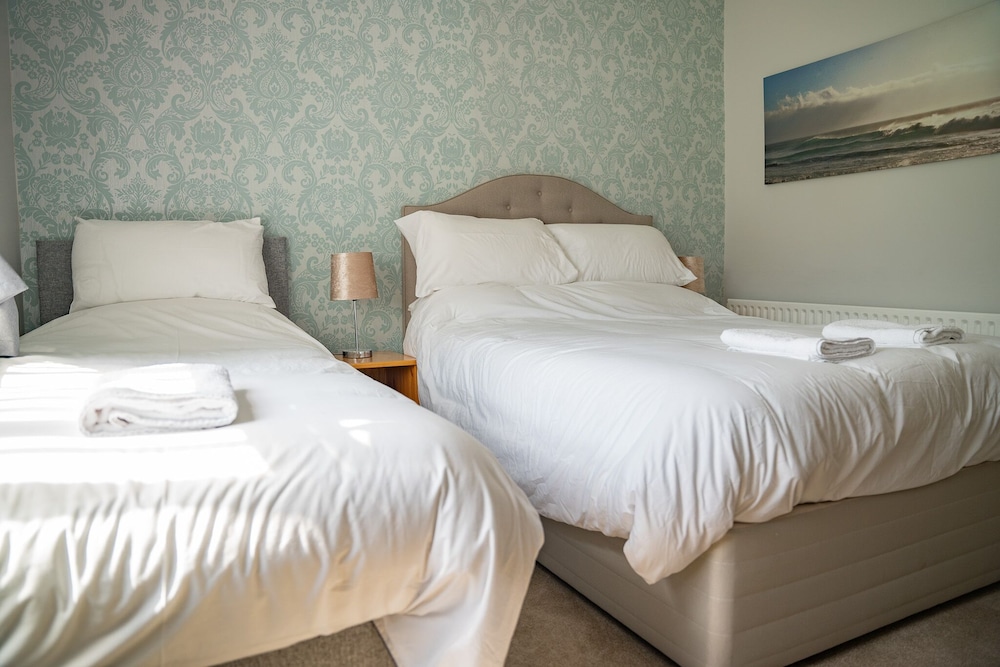 Standard Double or Twin Room, Multiple Beds, Mountain View photo 2