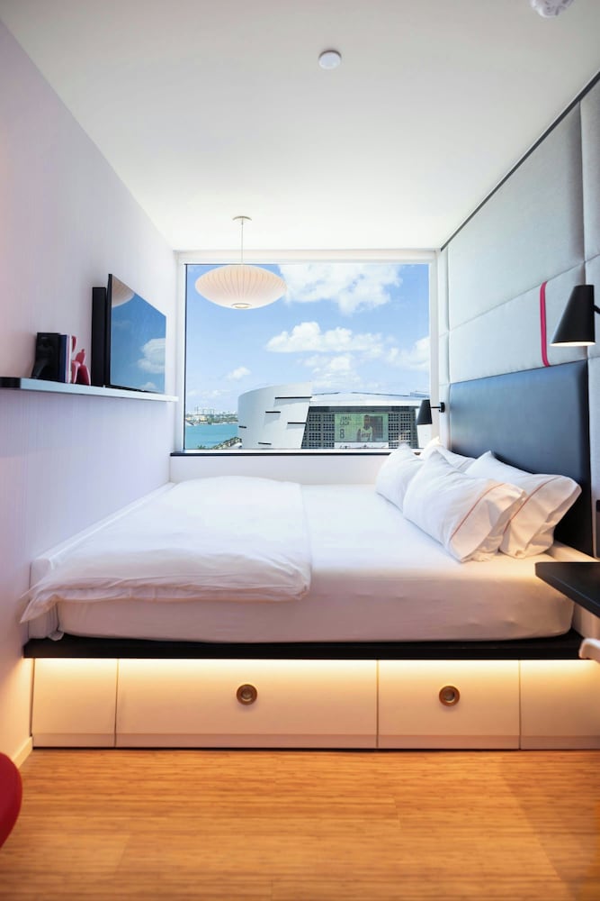 Premium Room, 1 King Bed (View) - Photo 4