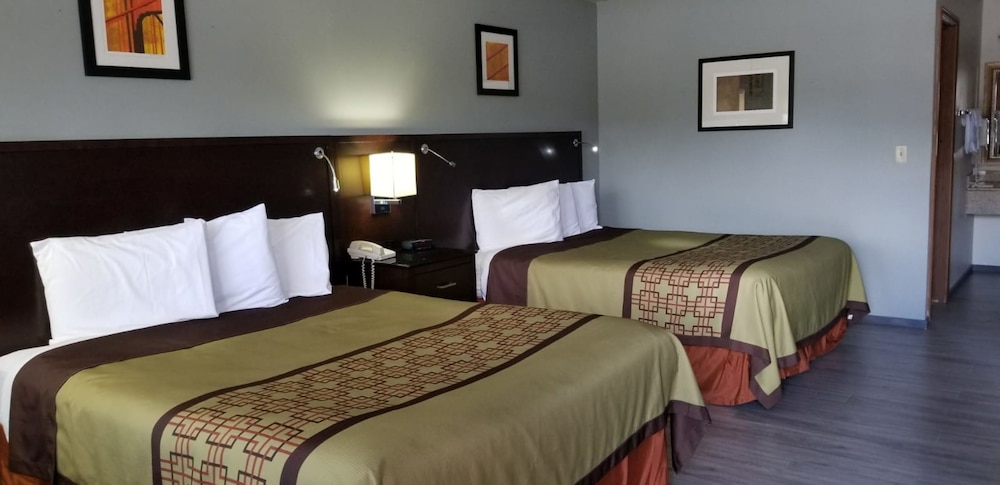 Standard Room, 2 Queen Beds photo 3