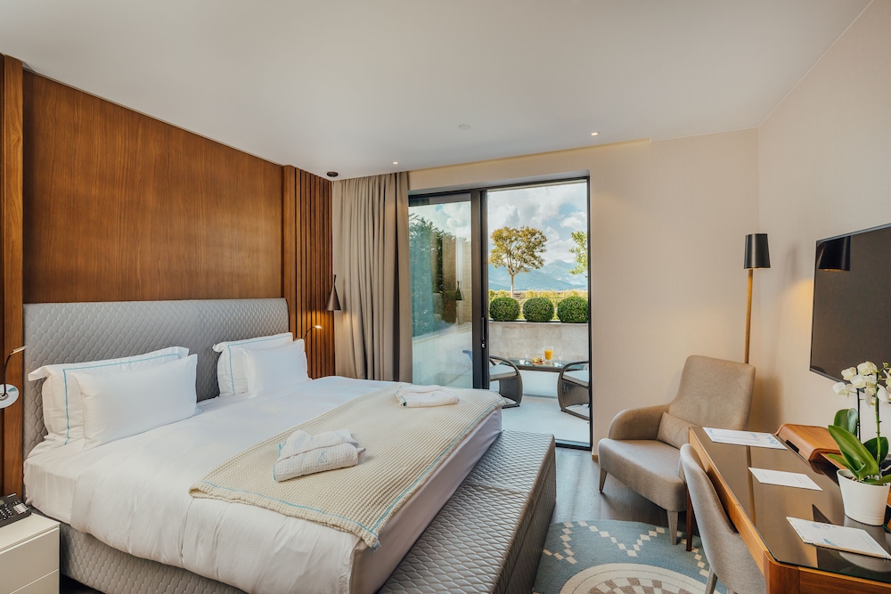 Room, 1 King Bed (Covet, Land View)