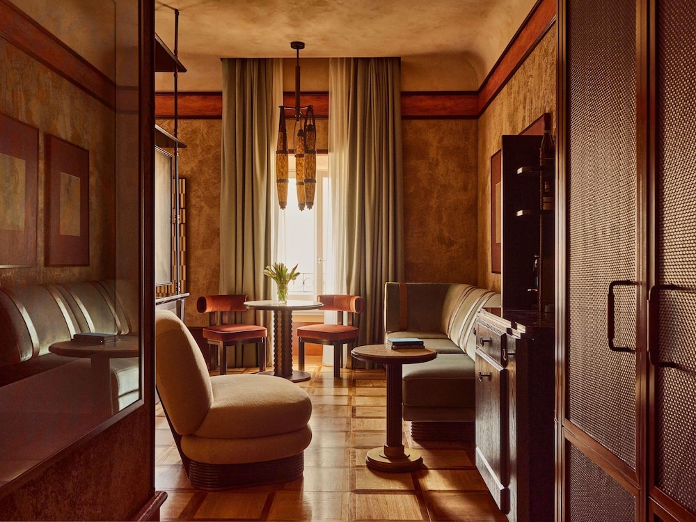 Junior Suite with Minerva Square View, 1 King bed