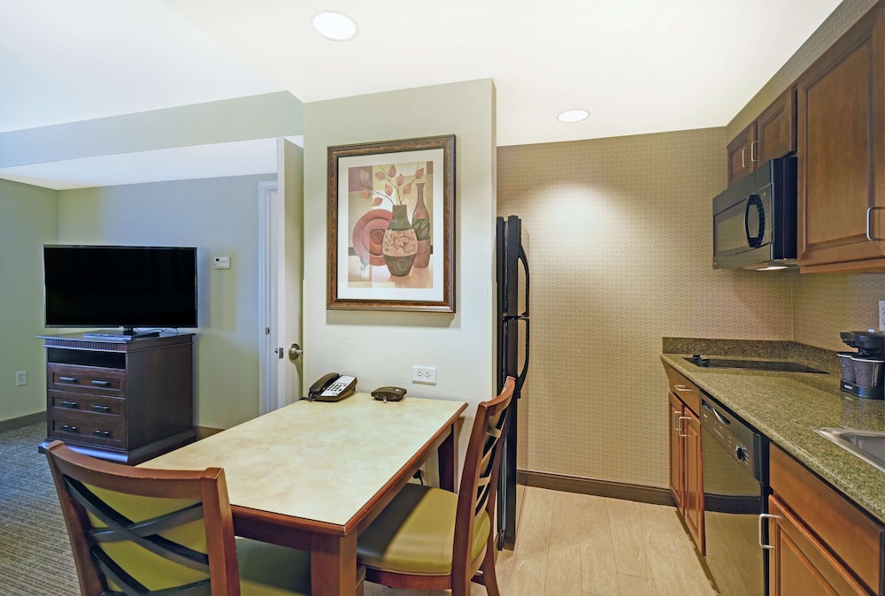 Suite, 1 King Bed - Photo 4