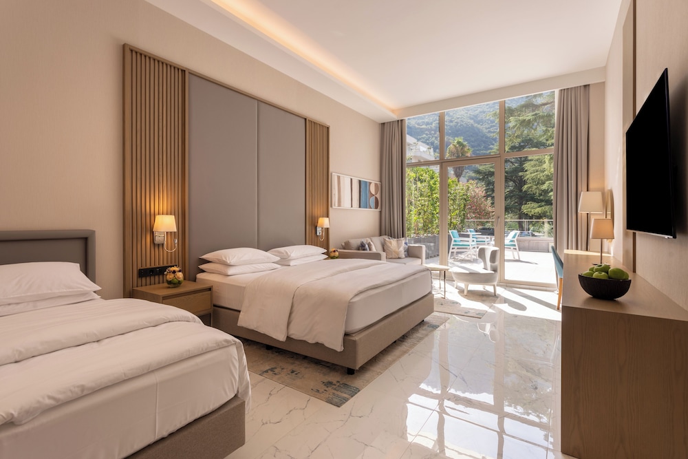 Premium Room (1 King Bed and 1 Twin Bed) - Photo 1