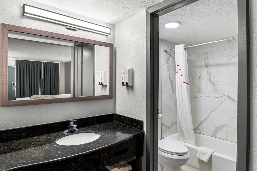 Superior Room, 1 King Bed, Smoking - Photo 7