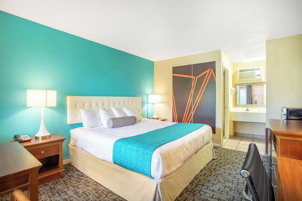 Standard Room, 1 King Bed - Photo 3