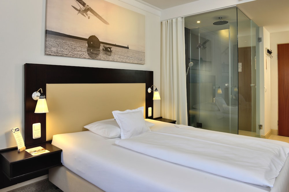 Basic Room, 1 Queen Bed photo 1
