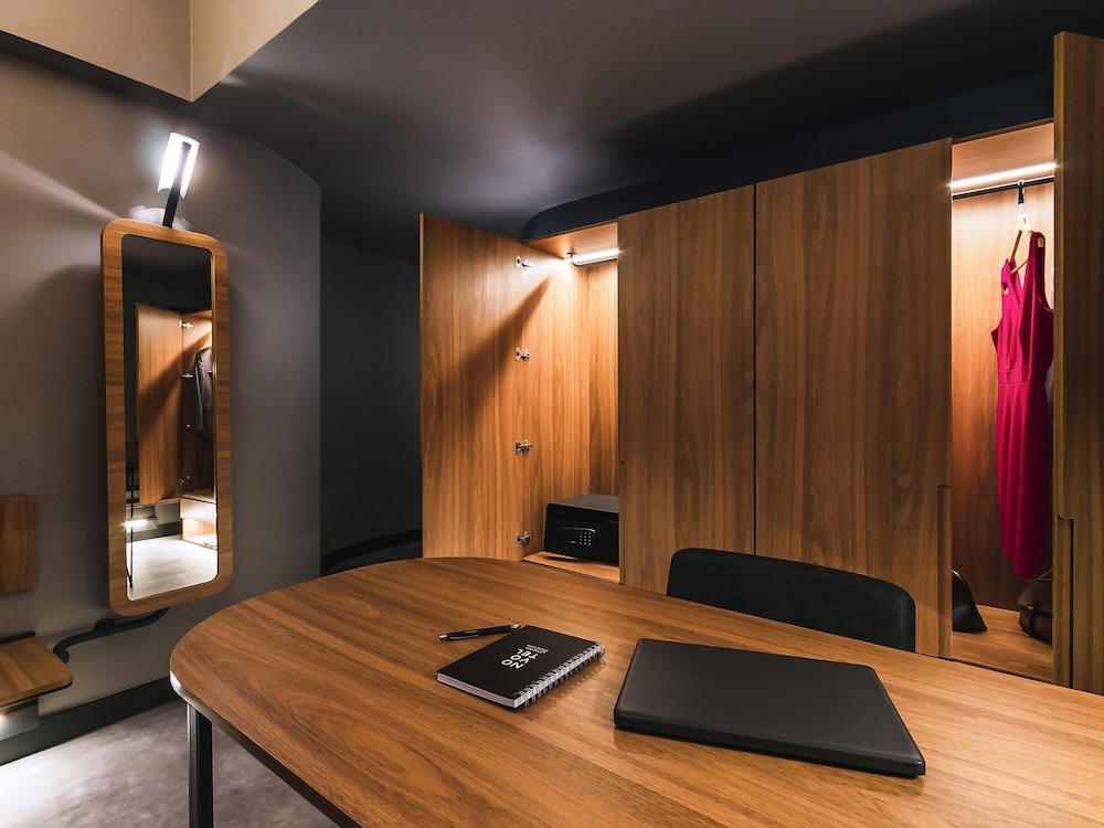 Executive Room, 1 King Bed, Microwave - Photo 8