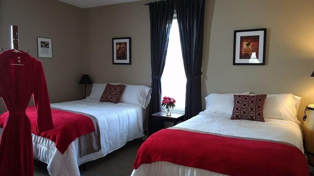 Basic Double Room, 2 Double Beds (Nick Carraway Room)