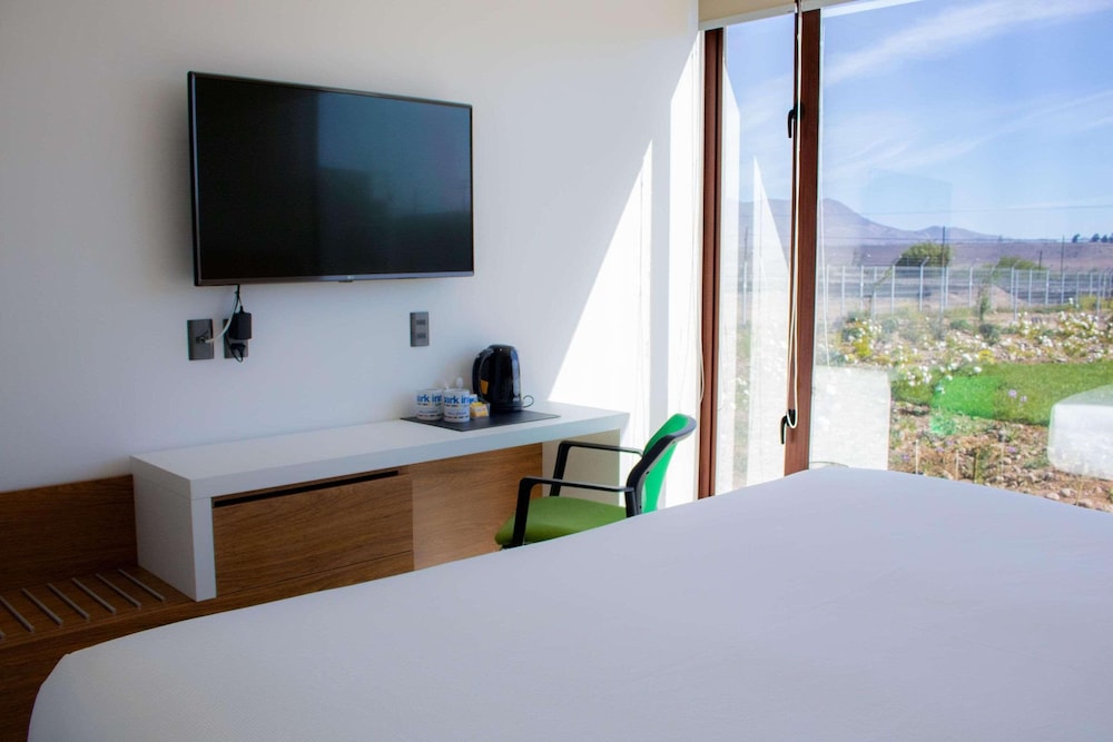 Room, 1 King Bed, Non Smoking - Photo 2