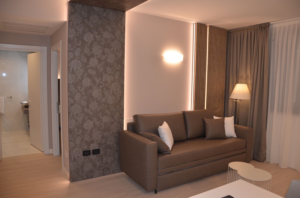 Exclusive Suite, 1 King Bed - Photo 3