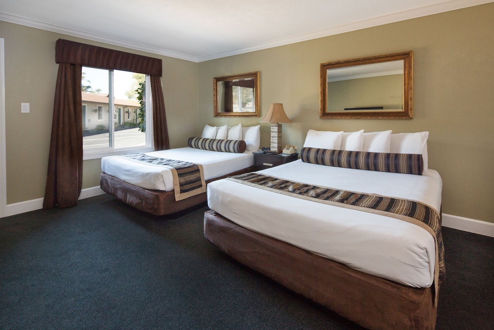 Standard Room, 2 Queen Beds - Photo 9