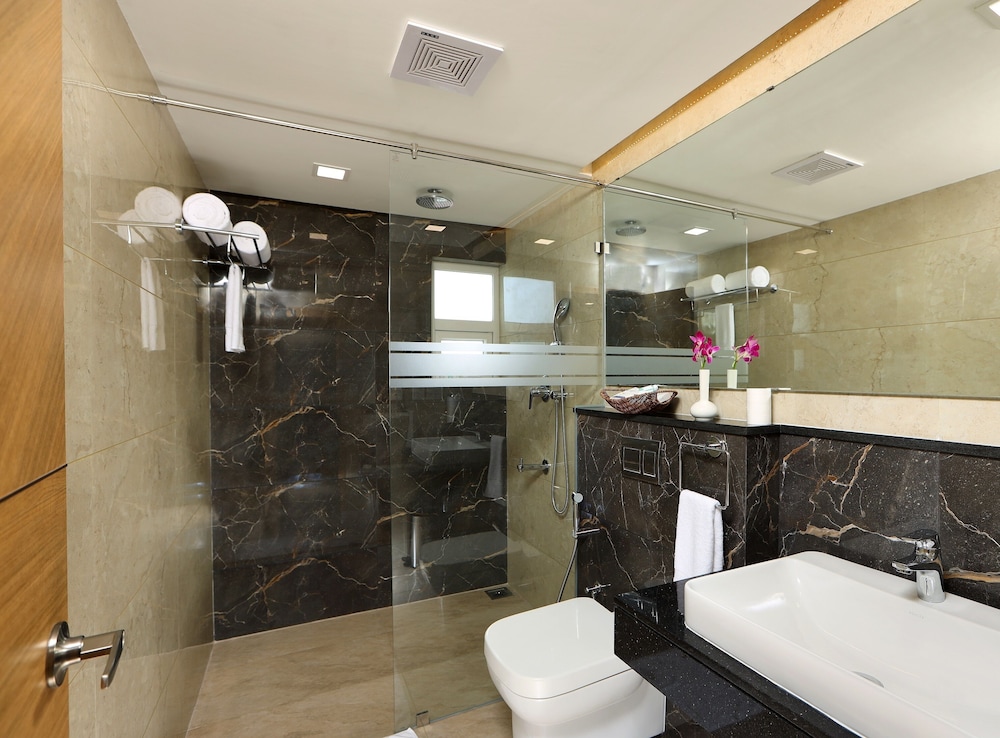 Premium Studio Suite, 1 King Bed photo 2
