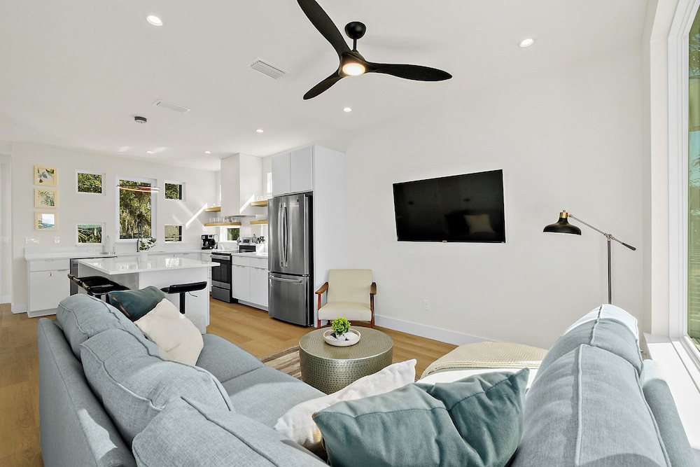 200 San Sebastian River House