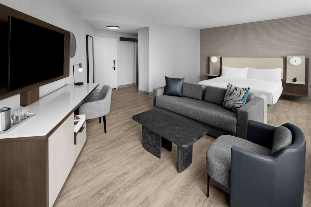 Executive Room, 1 King Bed with Sofa bed - Photo 6