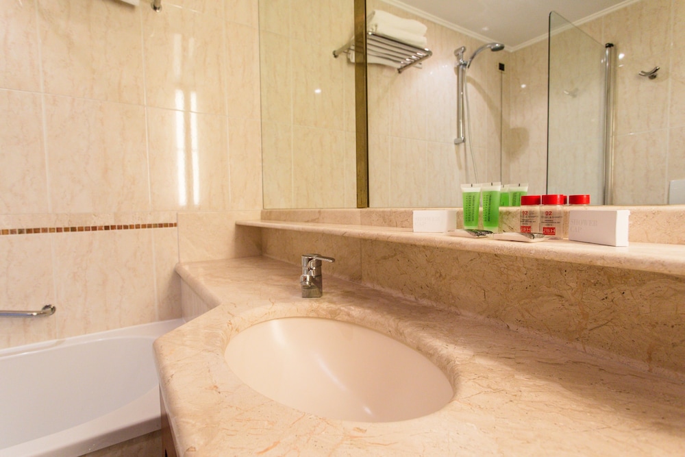 Suite - Photo 11