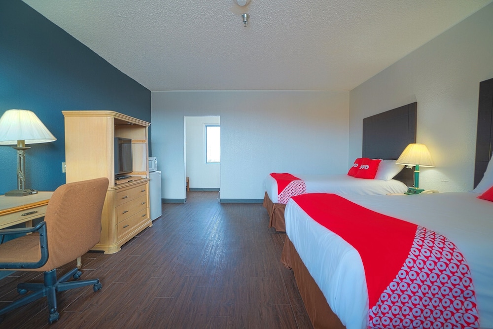 Room, 2 Double Beds - Photo 5