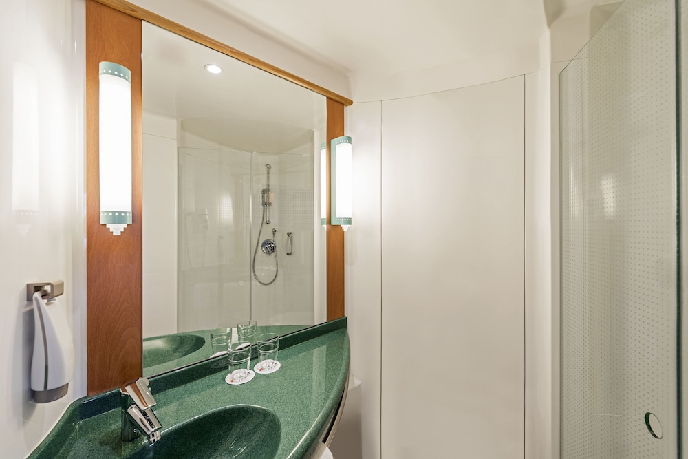 Standard Room, 2 Twin Beds - Photo 9