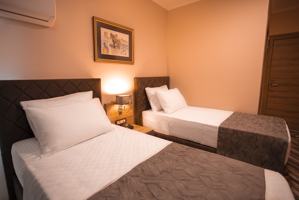 Standard Twin Room, City View - Photo 4