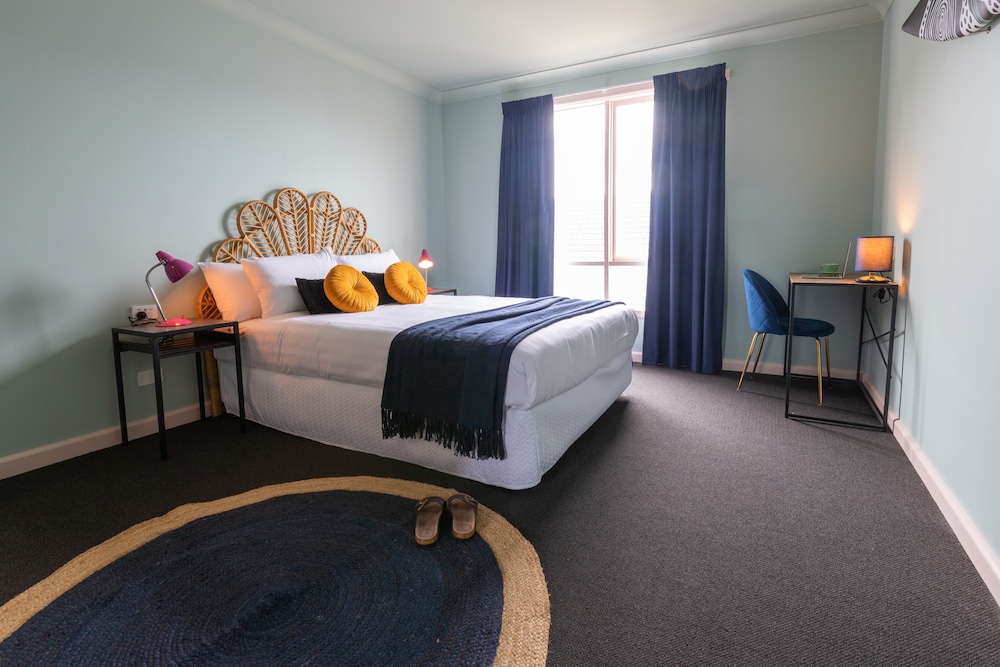 Standard Room (Queen), Private Bathroom - Photo 2