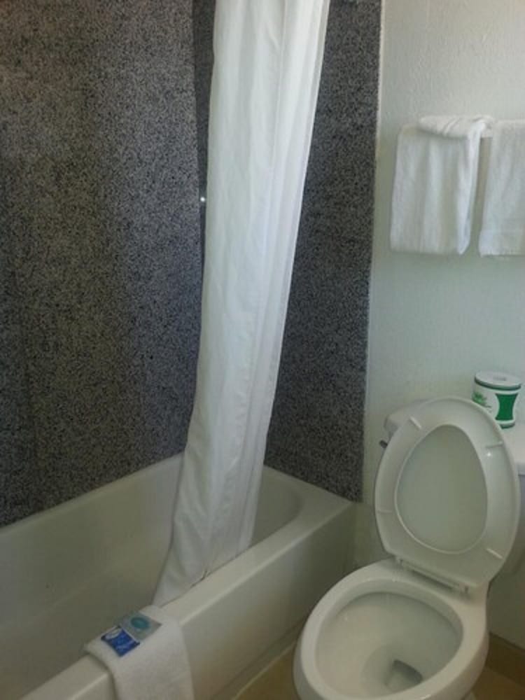 Standard Room, 2 Queen Beds - Photo 8