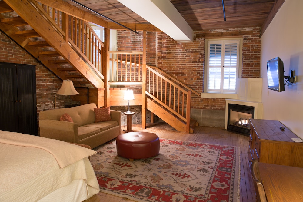 Suite (Two Level, Bridge)