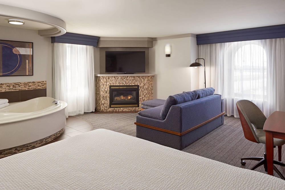 Room, 1 King Bed with Sofa bed, Fireplace photo 1