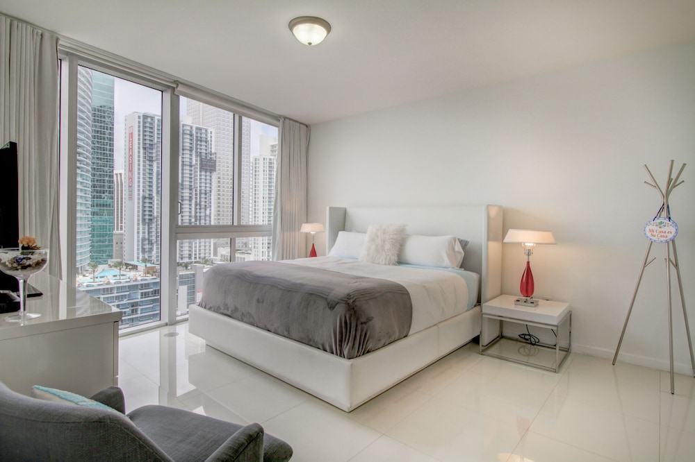 Condo, 2 Bedrooms, Bay View, Corner (2404) photo 1