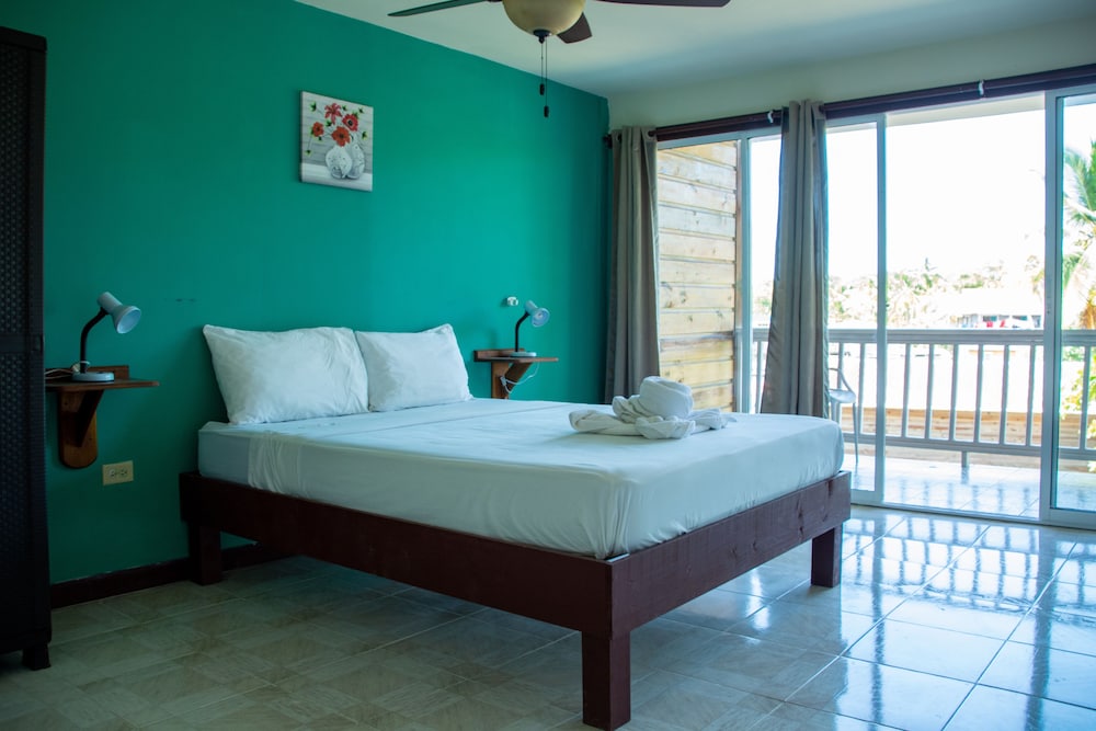 Basic Double Room, 1 Queen Bed, Partial Ocean View photo 1