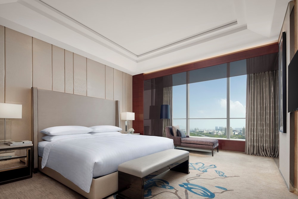 Premier Room, 1 King Bed, Smoking, Corner photo 3