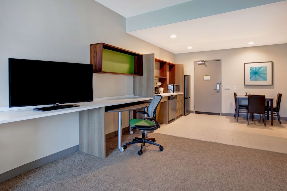 Suite, 2 Queen Beds, Accessible (Mobility & Hearing, Roll-in Shower) - Photo 4