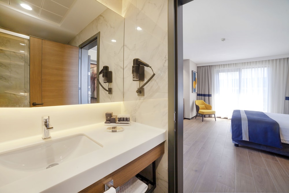 Deluxe Room, Terrace, City View - Photo 2