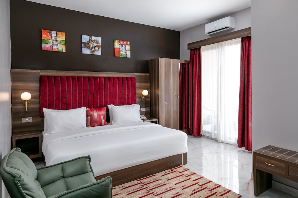 Deluxe Room, 1 King Bed, Non Smoking photo 3