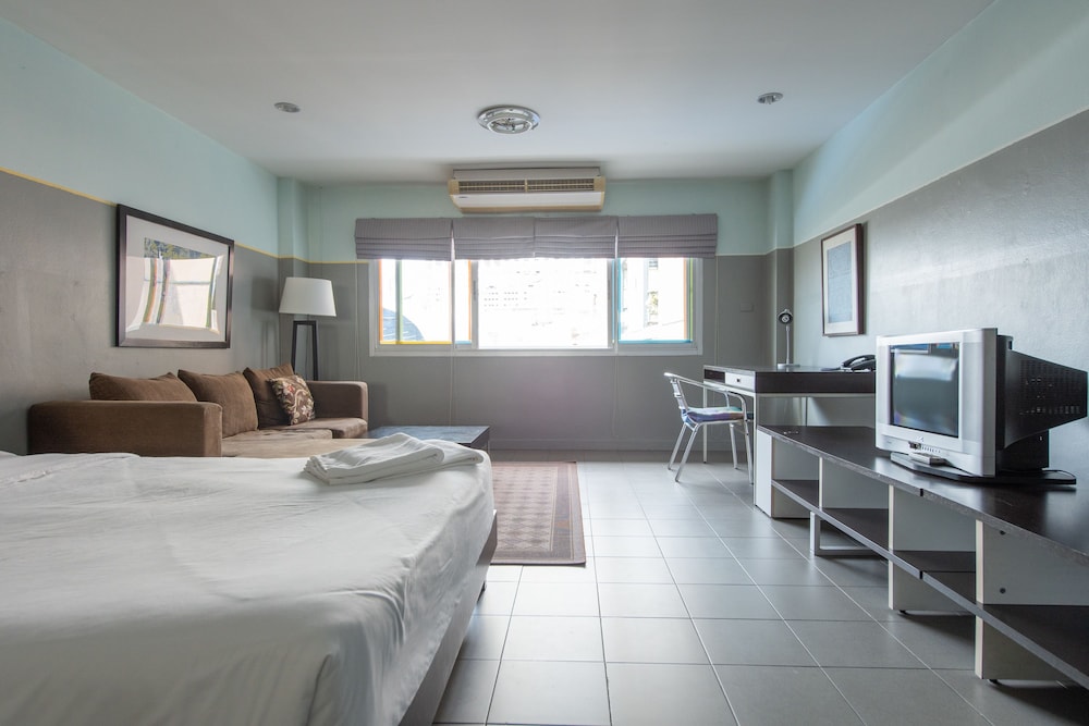 Icon Siam View Studio Apartment: Queen Bed + Sofa Bed + Working Desk + Non-smoking photo 3